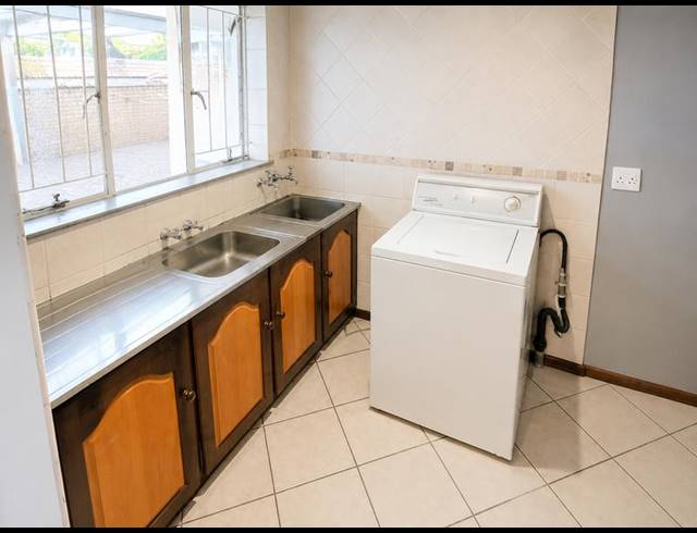6 BEDROOM HOUSE FOR SALE IN ROOIHUISKRAAL